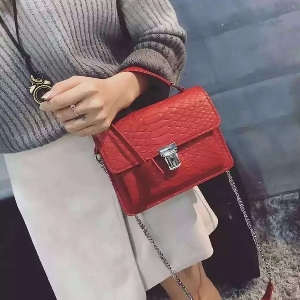 Дамски мини чанти с имитация на крододилска кожа няколко варианта за всеки стил на обличане: червен, черен, зелен, розов