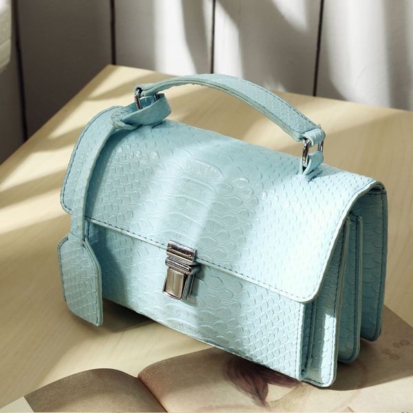 Дамски мини чанти с имитация на крододилска кожа няколко варианта за всеки стил на обличане: червен, черен, зелен, розов