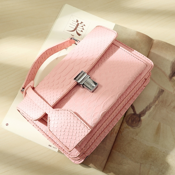 Дамски мини чанти с имитация на крододилска кожа няколко варианта за всеки стил на обличане: червен, черен, зелен, розов