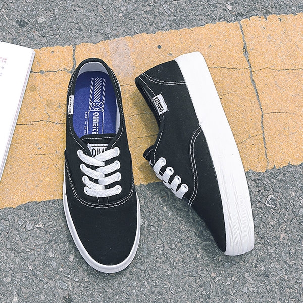 Дамски кецове с изчистен дизайн - есенни, зимни и пролетни -  в два цвята черни и бели и избор от дебелина на подметката от 2.5 