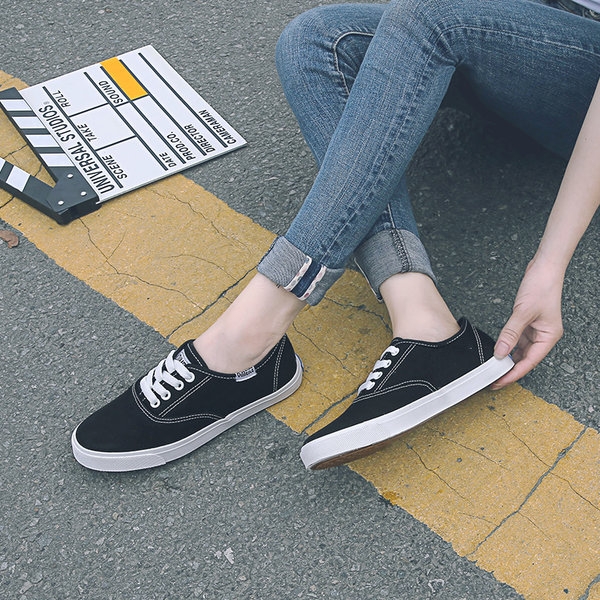 Дамски кецове с изчистен дизайн - есенни, зимни и пролетни -  в два цвята черни и бели и избор от дебелина на подметката от 2.5 