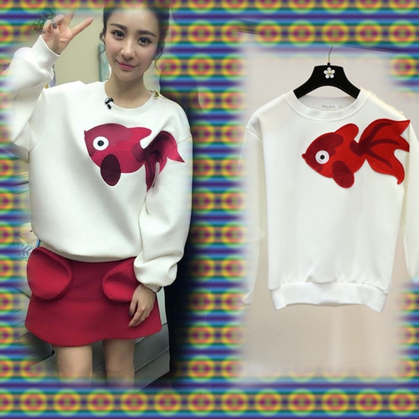 Дамска бяла блуза с дълъг ръкав, с апликация на червена рибка