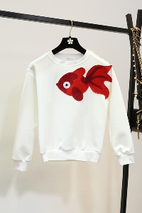 Дамска бяла блуза с дълъг ръкав, с апликация на червена рибка