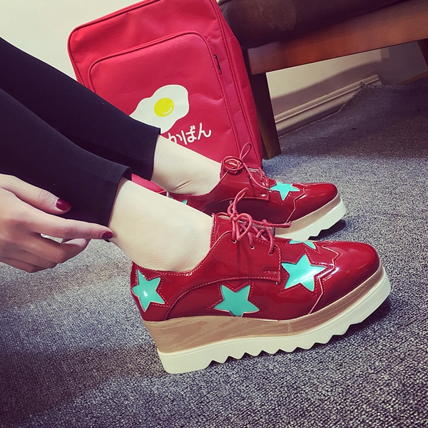 Дамски обувки кожени и лачени на ниска платфора