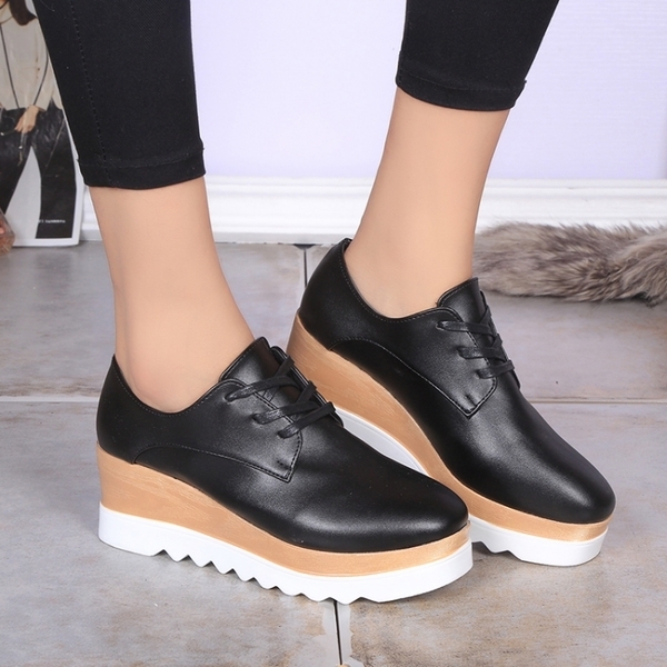 Дамски обувки кожени и лачени на ниска платфора