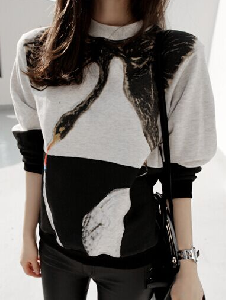 κομψό Γυναικεία μπλούζα με απλικέ μαύρο και λευκό κύκνο
