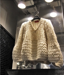 Дамски широк пуловер с меки нишки, подходящ за студените месеци в бежов цвят