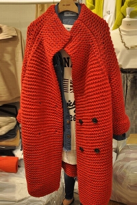 Дамска дълга плетена жилетка с черни копчета в червен цвят
