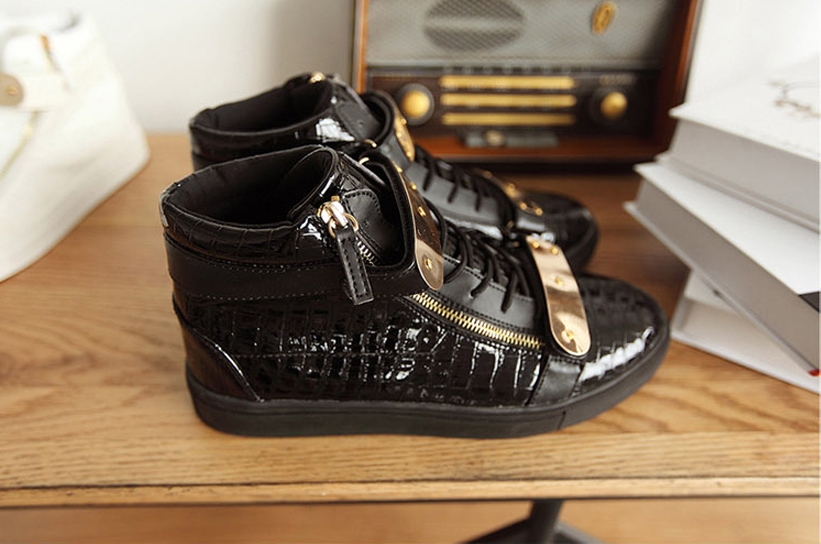 Дамски лачени кецове в черно