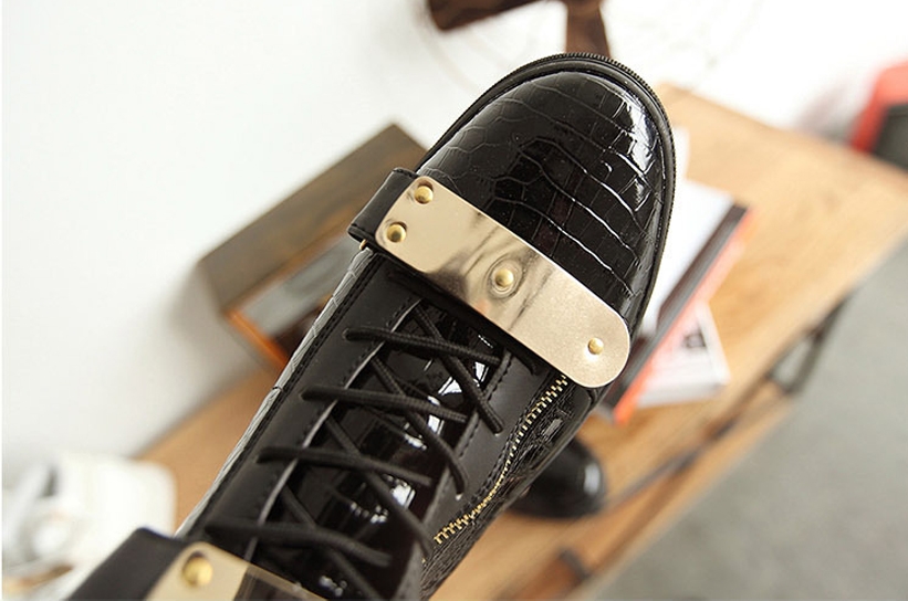 Дамски лачени кецове в черно