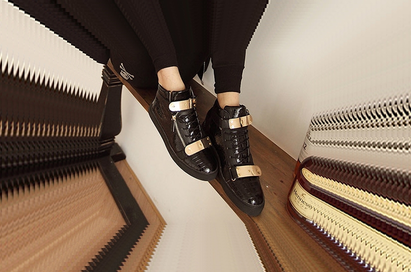 Дамски лачени кецове в черно