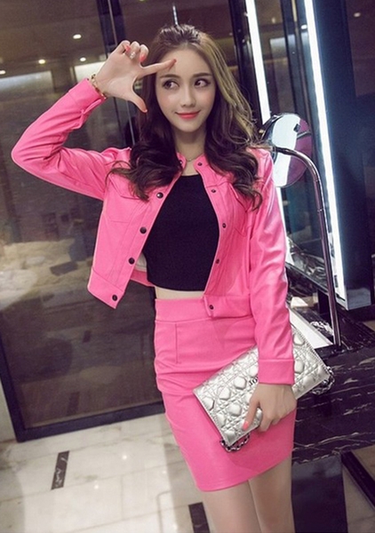 Οι γυναίκες που δερμάτινο μπουφάν και δερμάτινα φούστα: Ροζ και Μαύρο χρώμα