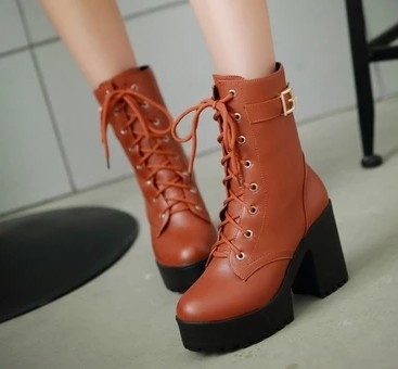 Дамски кожени боти в черен, кафяв и тъмнокафяв цвят с катарама и връзки на ток