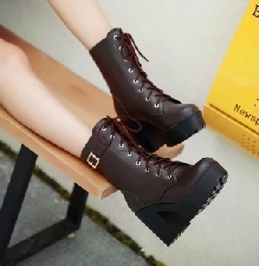 Γυναικείες  δερμάτινες μπότες σε μαύρο, καφέ και σκούρο καφέ χρώμα με πόρπες και συνδέσεις  και ψηλό τακούνι