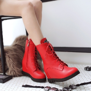 Κομψές γυναικείες δερμάτινες μπότες με εσωτερική πλατφόρμα και κορδόνια σε κόκκινο και μαύρο χρώμα