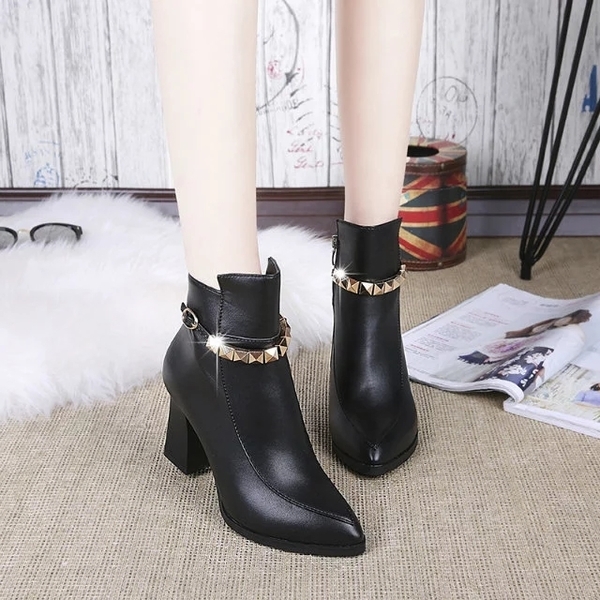 Κομψές δερμάτινες γυναικείες  μπότες μαύρες και κόκκινες με μεταλλική διακόσμηση