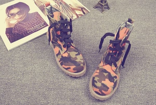 Дамски камуфлажни боти в британски стил с връзки в зелен и оранжев цвят