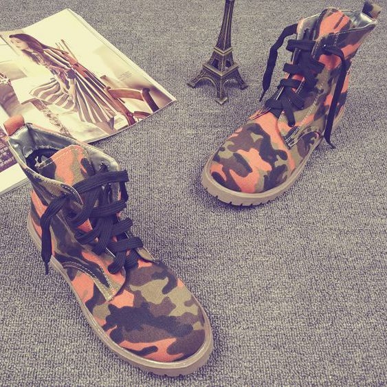 Дамски камуфлажни боти в британски стил с връзки в зелен и оранжев цвят