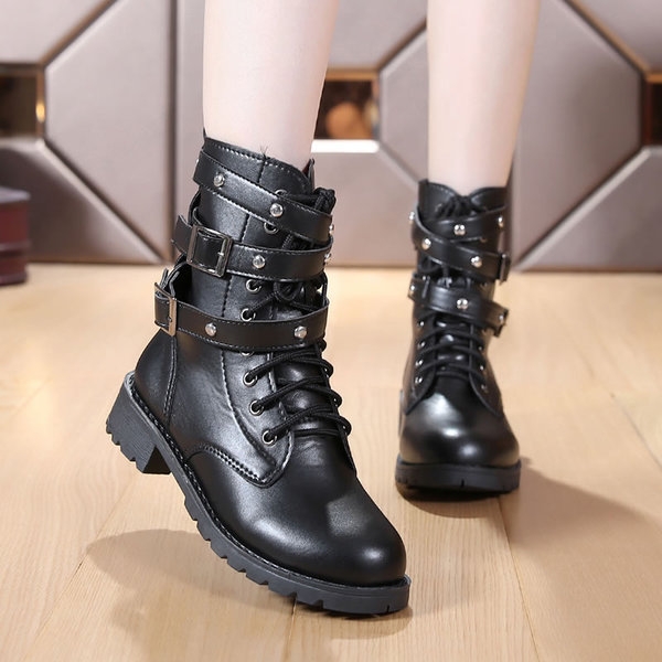 Γυναικείες δερμάτινες μπότες Hot  σε 2 μοντέλα σε κλασικό μαύρο με δεσμούς και παχιά σόλα