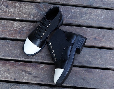 Γυναικείες κομψές μπότες βρετανικού στυλ σε μαύρο και άσπρο με κορδόνια