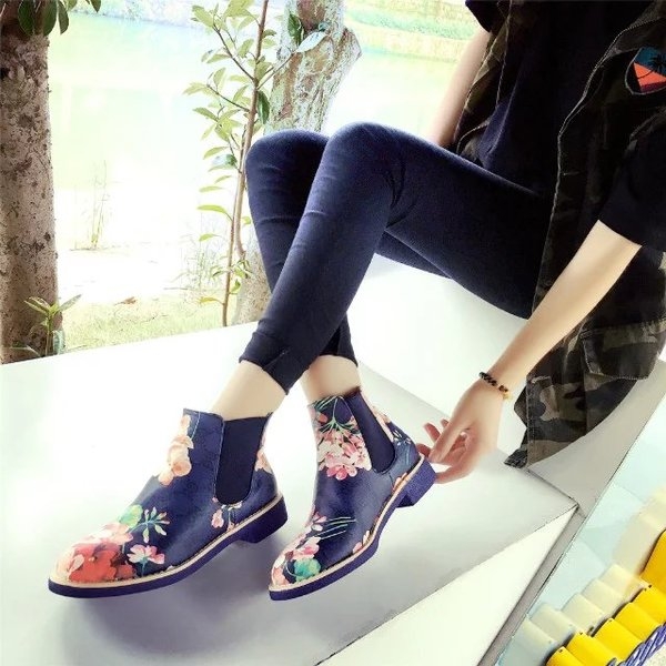 Дамски боти с флорални мотиви в черен, розов и лилав цвят 