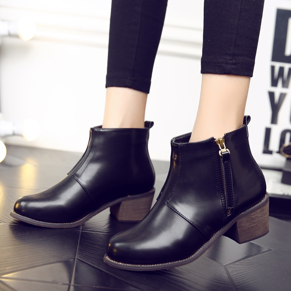 Дамски кожени боти в ретро стил с цип в черен и сив цвят с лек ток