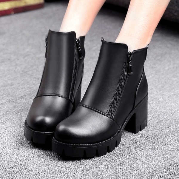 Κομψές γυναικείες δερμάτινες μπότες με πλαϊνό φερμουάρ σε κλασικό μαύρο χρώμα - αδιάβροχη