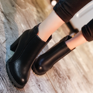 Γυναικείες  δερμάτινες μπότες σε μαύρο, κόκκινο και γκρι χρώμα και σε 4 μοντέλα - με γούμα , λουρί, φερμουάρ και  μεταλλική διακ