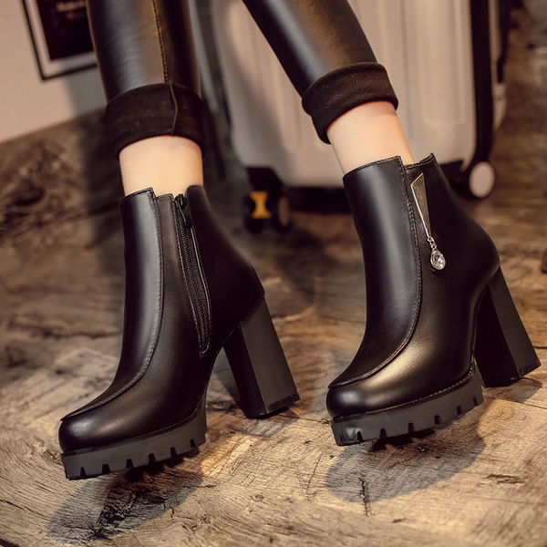 Дамски кожени боти на ток в черен, червен и сив цвят и в 4 модела - с пух, с каишка, с цип, с метална декорация