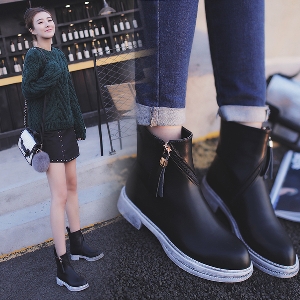 Κομψές δερμάτινες μπότες με φερμουάρ σε μαύρο χρώμα