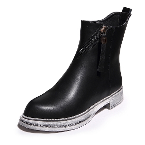 Κομψές δερμάτινες μπότες με φερμουάρ σε μαύρο χρώμα