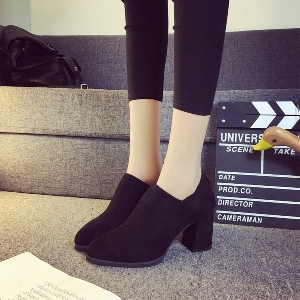 Κομψές, καθαρές γυναικείες μπότες σε μαύρο και γκρι υψηλό τακούνι