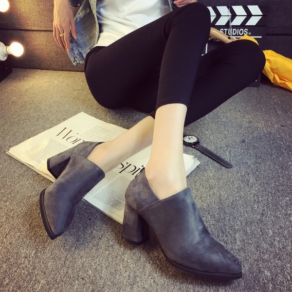 Κομψές, καθαρές γυναικείες μπότες σε μαύρο και γκρι υψηλό τακούνι