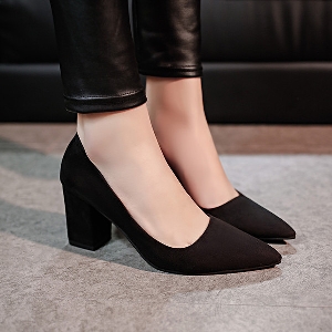 Κομψές, καθαρές γυναικείες μπότες σε μαύρο και γκρι υψηλό τακούνι