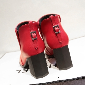 Γυναικείες κομψές μπότες με ψηλό τακούνι με  φερμουάρ σε μαύρο, κόκκινο και γκρι χρώμα σε 2 μοντέλα - με φερμουάρ και λουρί