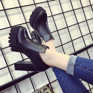Γυναικείες μπότες με  φερμουάρ  και με ανθεκτικά πέλματα σε μαύρο και γκρι χρώμα