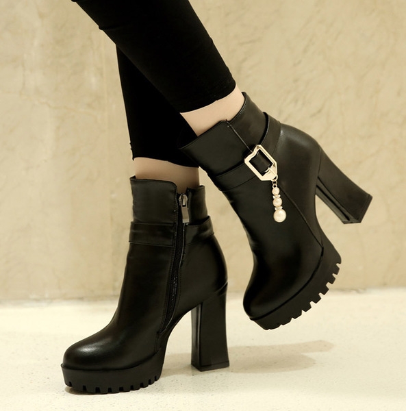 Дамски кожени боти с метална декорация на висок ток в черен, бял и бежов цвят