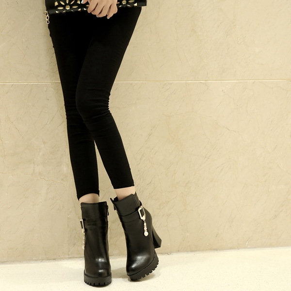 Дамски кожени боти с метална декорация на висок ток в черен, бял и бежов цвят