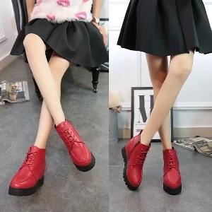 Γυναικείες δερμάτινες μπότες σε πλατφόρμα σε μαύρο και κόκκινο χρώμα με κορδόνια