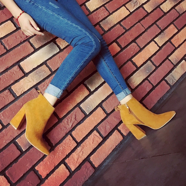 Дамски велурени боти на висок дебел ток в черен и бежов цвят - водоустойчиви