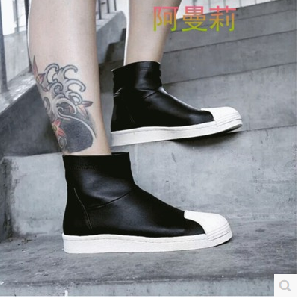 Γυναικείες  καουτσούκ μπότες σε μαύρο και άσπρο - αντιολισθητικές  και αναπνεύσιμα