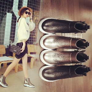 Γυναικείες κομψές μπότες με εσωτερική πλατφόρμα σε ασημί και μαύρο χρώμα και πλευρικό φερμουάρ και αδιάβροχα