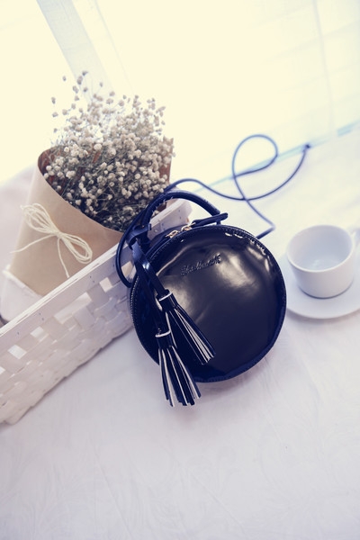 Дамска модерна лъскава кръгла чанта в четири свежи модела червен, черен, сребрист