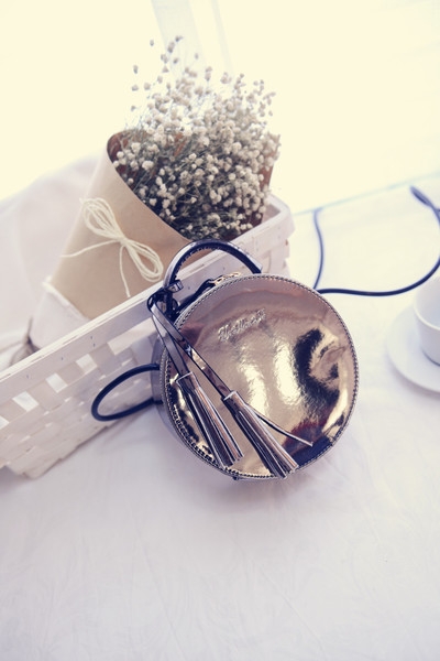 Дамска модерна лъскава кръгла чанта в четири свежи модела червен, черен, сребрист