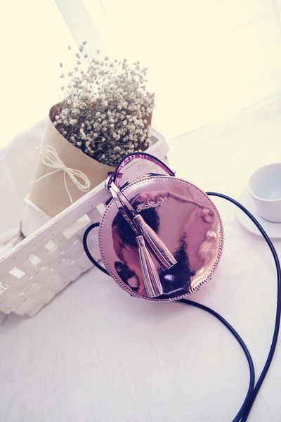 Дамска модерна лъскава кръгла чанта в четири свежи модела червен, черен, сребрист