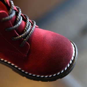 Παιδικές υψηλές μπότες  για το χειμώνα για τα αγόρια και τα κορίτσια σε τρία χρώματα μαύρο πράσινο και κόκκινο