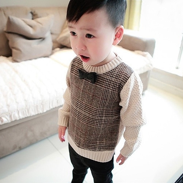 Стилен детски пуловер с папионка в бежов цвят и О-образна яка