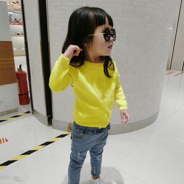 Детски жилетки за момичета с копчета в шест цвята. 