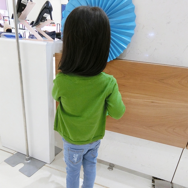 Детски жилетки за момичета с копчета в шест цвята. 