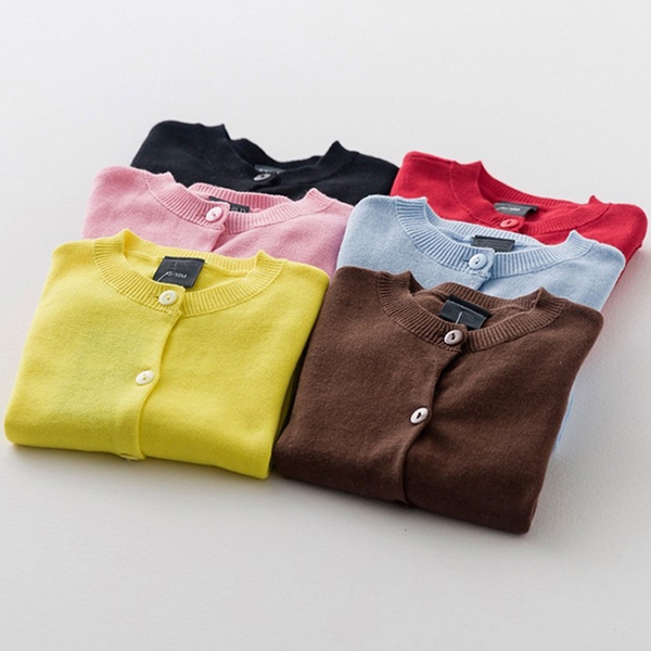 Детски жилетки за момичета с копчета в шест цвята. 